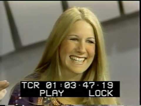 Lori Lieberman sings &quot;Killing Me Softly&quot; on Mike Douglas Show, 1973